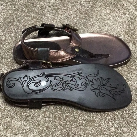 🆕Sandal in bronze w/brown accents - Picture 2 of 3